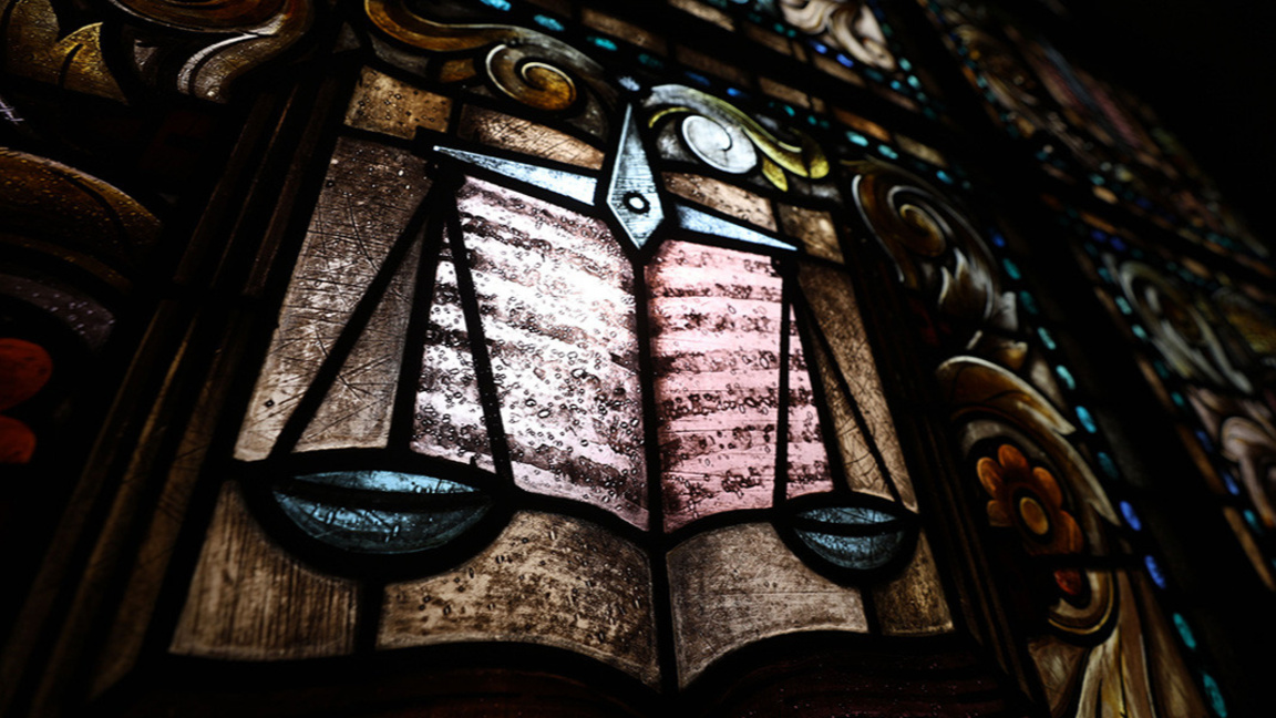 Повдигнаха обвинения по театралната афер...