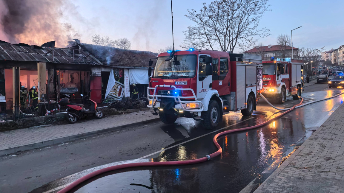 Сериозни щети след пожар в автосервиз в Царево