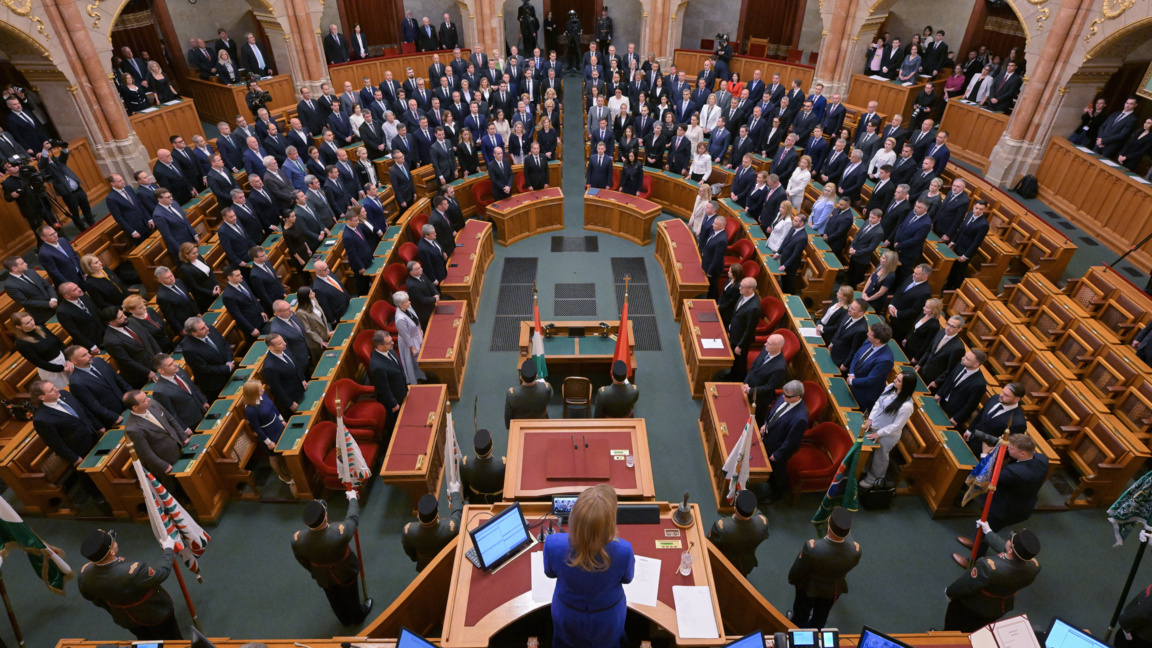 Парламентът на Унгария ограничи до осем ...