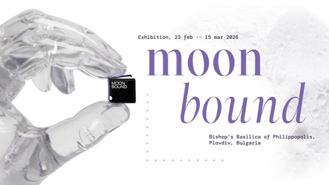 Показват миниатюрна книжка от 1 cm³, коя...