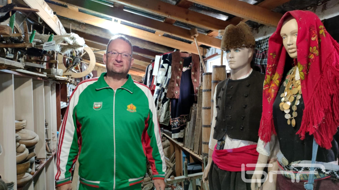 Христо Чолаков в етнографската част на музея