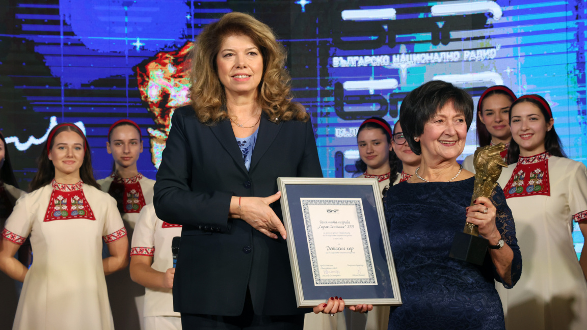 Президентът Илияна Йотова връчи Голямата награда "Сирак Скитник" на Детския радиохор.