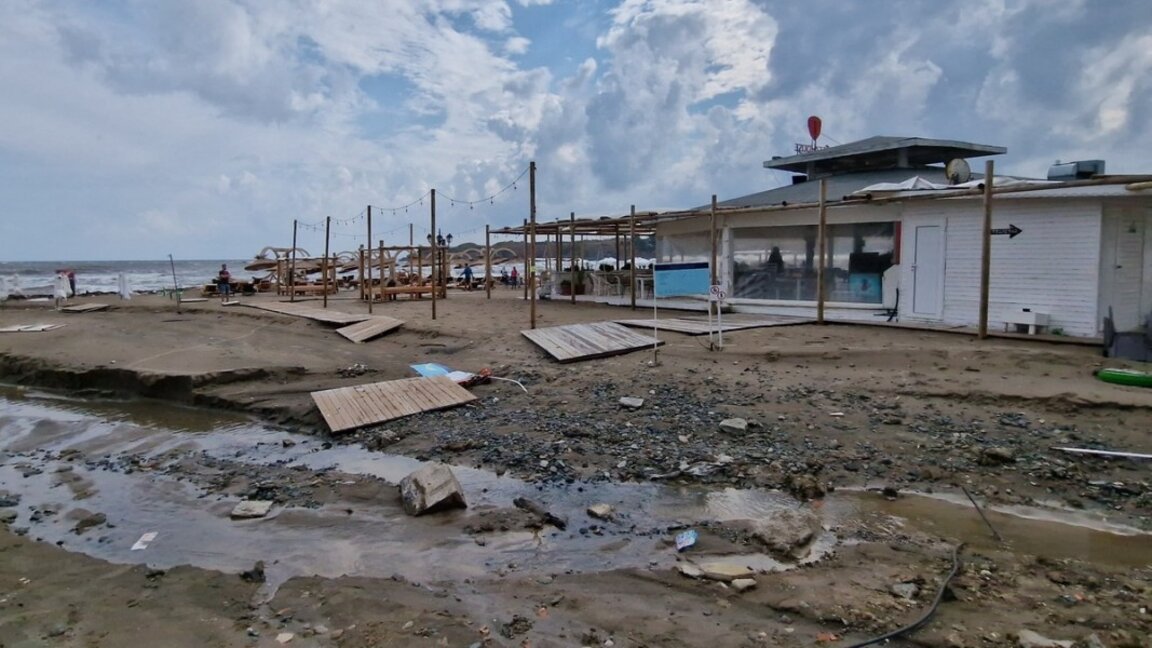 Директорът на РИОСВ - Бургас: На юг морето все още не става за къпане