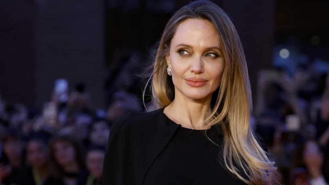 Анджелина Джоли е неузнаваема след слухове за пластична хирургия