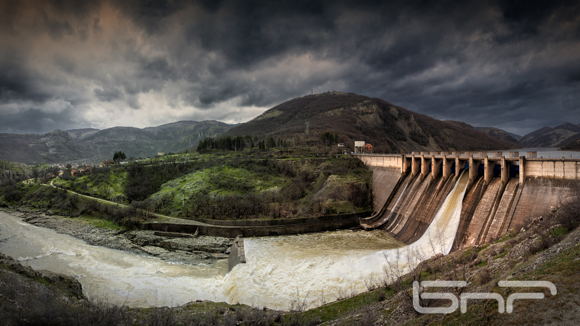 До преливането на яз. "Кърджали" остават...
