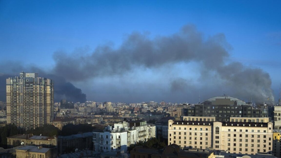 Дим над Киев след руски удари, Украйна, 07 септември 2025 г.
