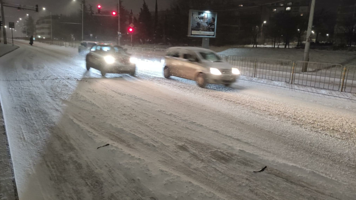 16 машини почистват варненските райони, ...