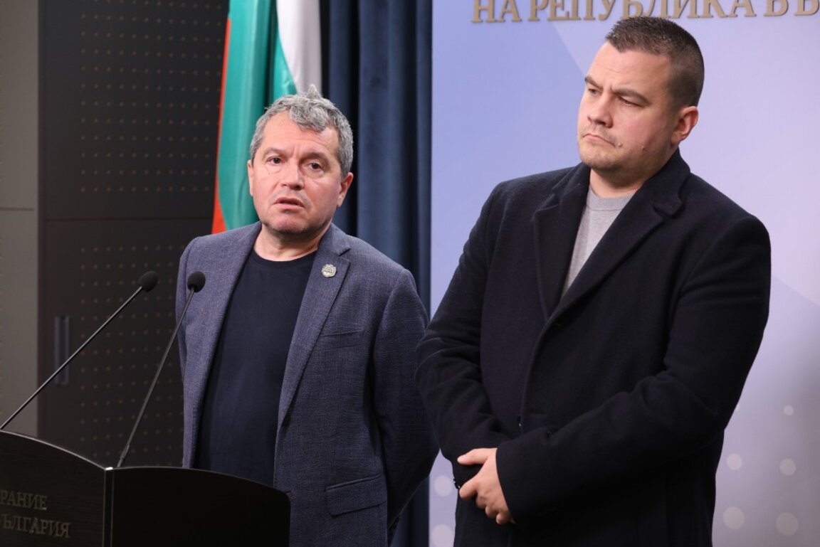 В сградата на Народното събрание Тошко Йорданов (вляво) и Станислав Балабанов (вдясно) от ИТН дадоха брифинг - 21 ноември 2024 г.