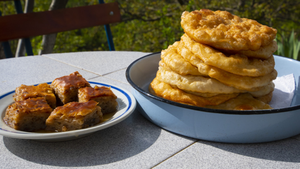 Край Рилския манастир една мекица вече не струва 1 лев, а 1 евро