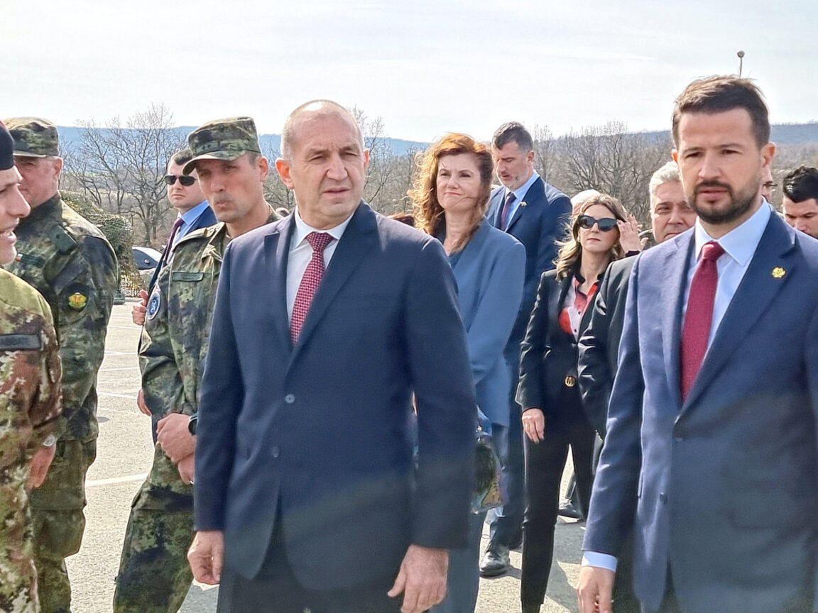 Румен Радев е на посещение на полигон Ново село заедно с презиндента на Черна гора
