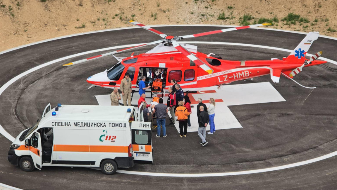 Хеликоптер транспортира мъж от Смолян в ...