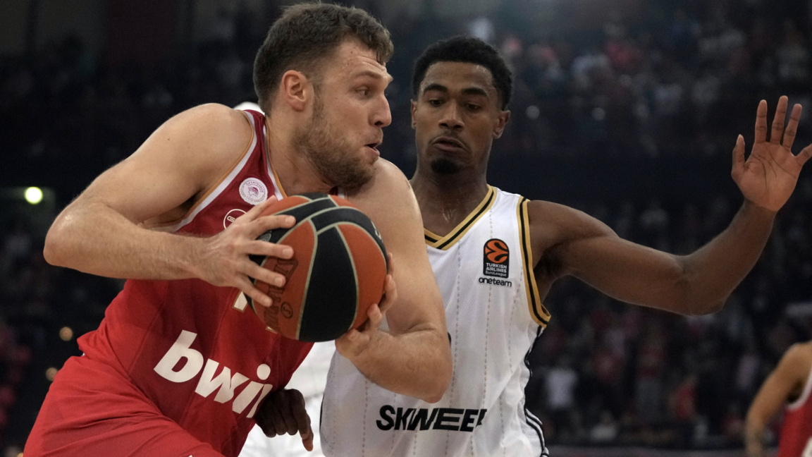 Александър Везенков със 17 точки при дев...