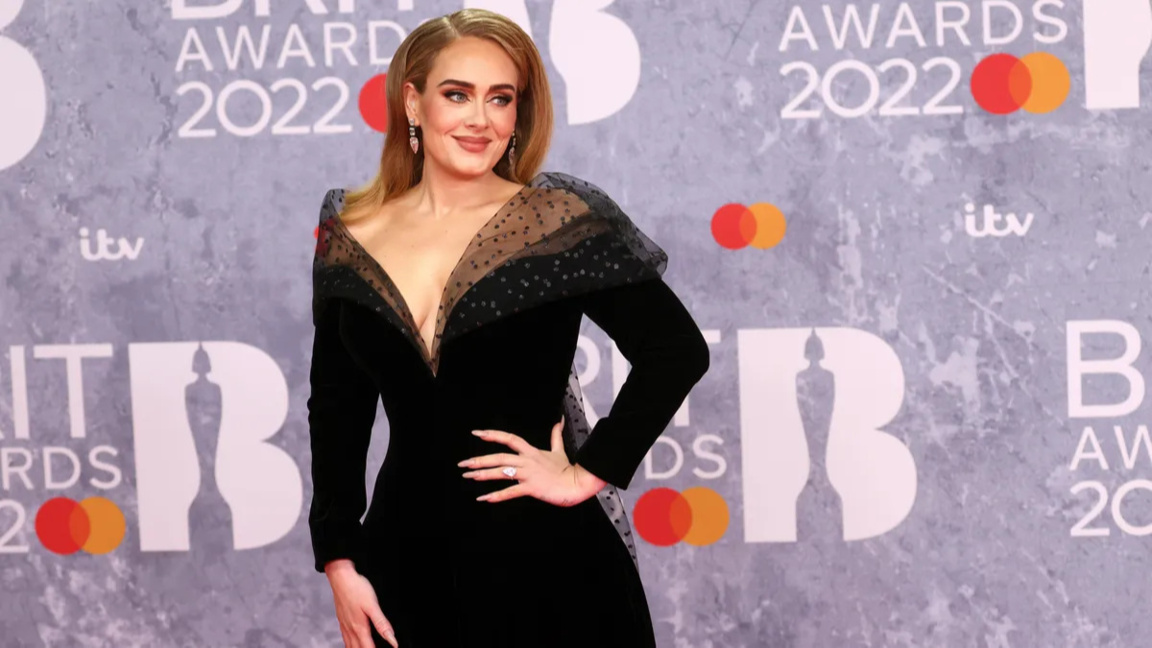 Адел с изненадващо завръщане в музиката