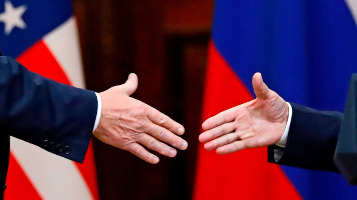 Доналд Тръмп и Владимир Путин се ръкуват на среща по време на първия мандат на американския президент