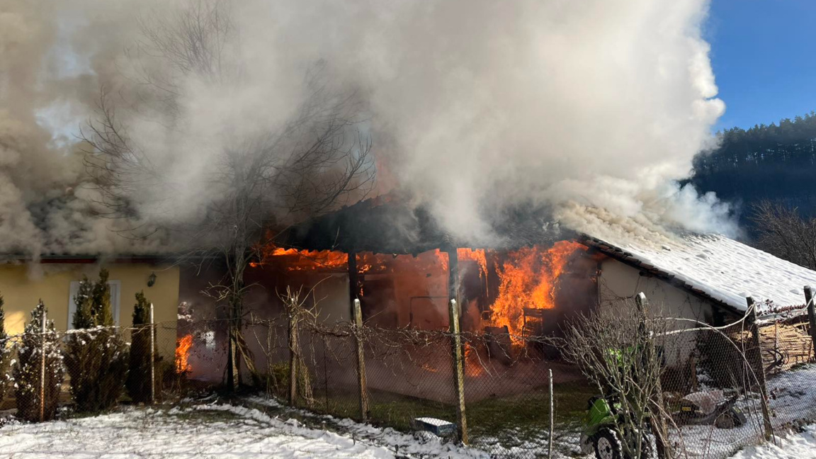 Овладяха пожар в село Стара река, причин...