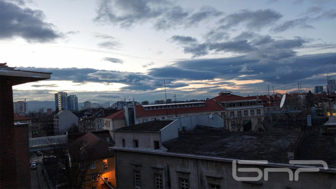 Облачно време, с валежи. В София – до 10°