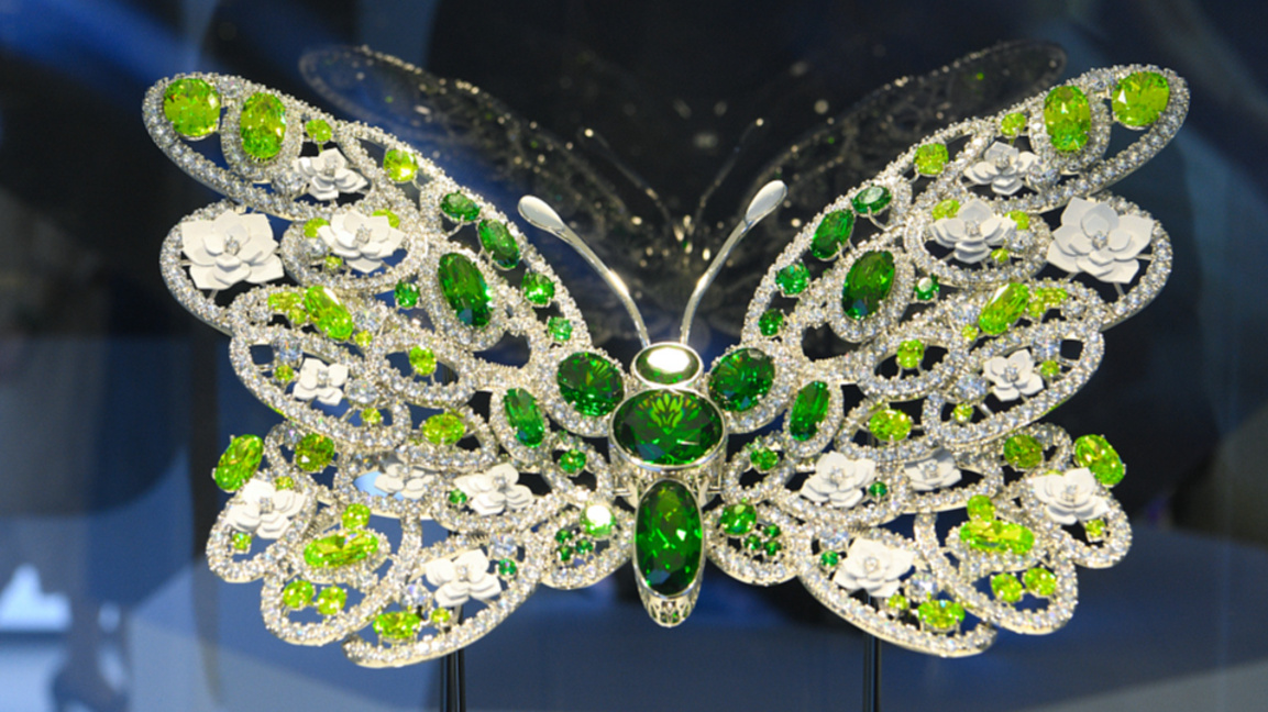 AI бижутата са хит – медальони и брошки ...