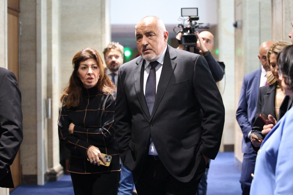 Лидерът на ГЕРБ Бойко Борисов, (вляво до него е Севделина Арнаудова).