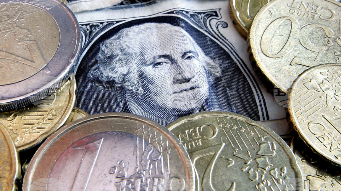 Курсът на еврото спрямо долара остава бе...