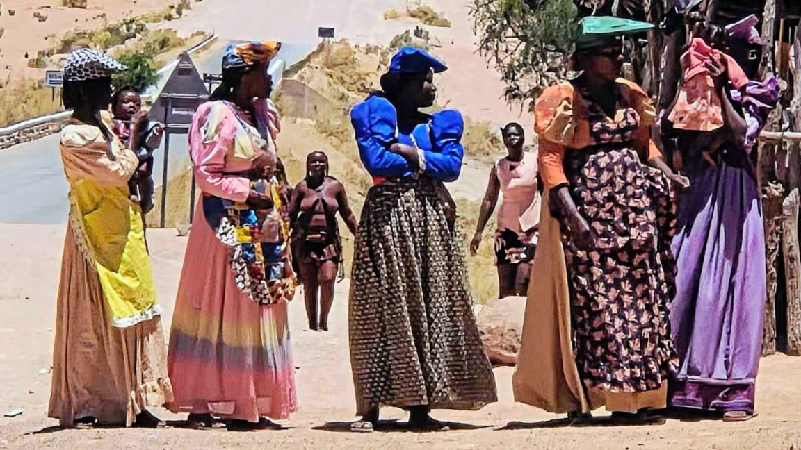 Бушмените осмиват успешния ловец, за да ...