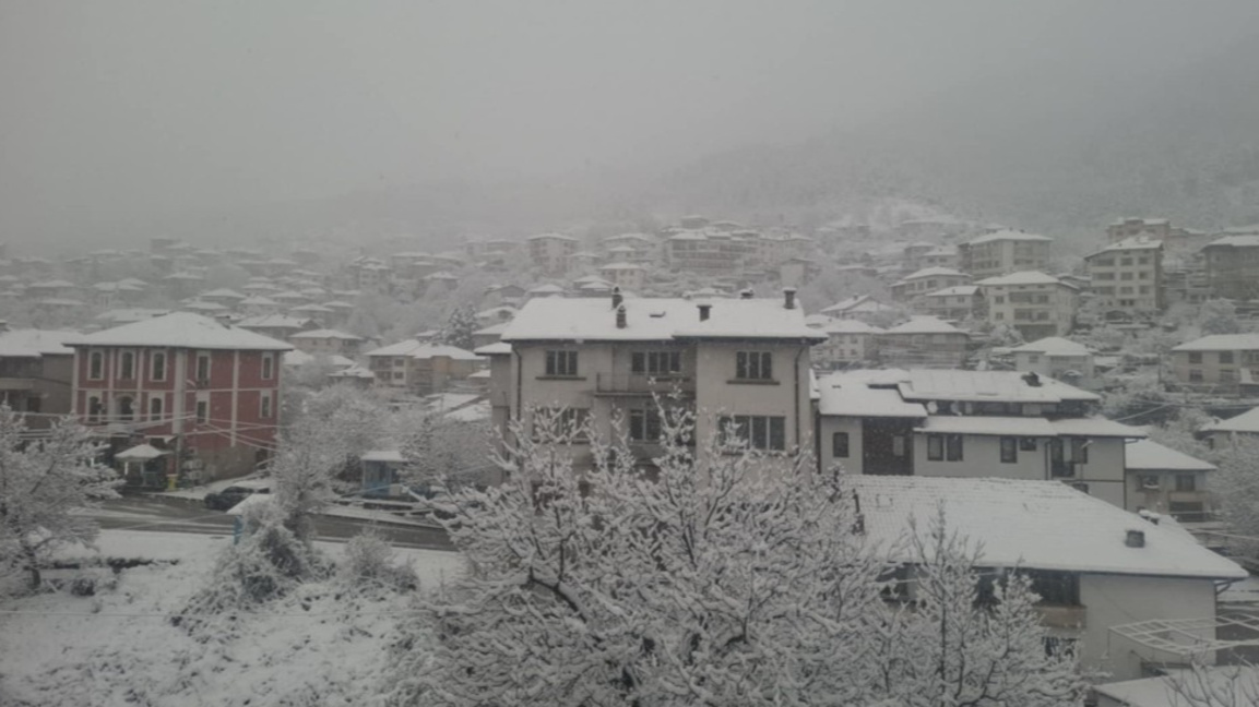 До 40 см достигна снежната покривка в Смолянско