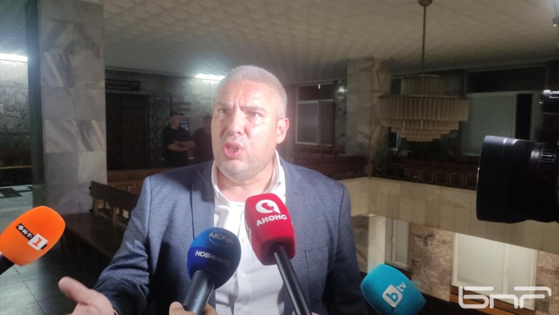 Методи Лалов говори пред журналисти в Съдебната палата във Велико Търново -  12 септември 2025 г.