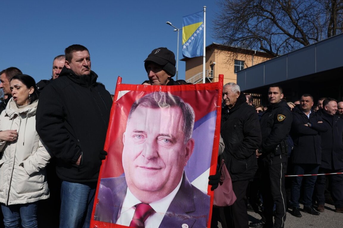 Привърженици на Милорад Додик с портрета му пред съда в Сараево.
