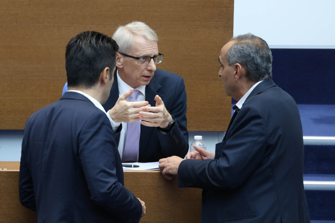 Премиерът Николай Денков (в центъра), Кирил Петков и Росен Костурков от ПП-ДБ (вдясно) на заседанието на НС - 4 октомври 2023 г.