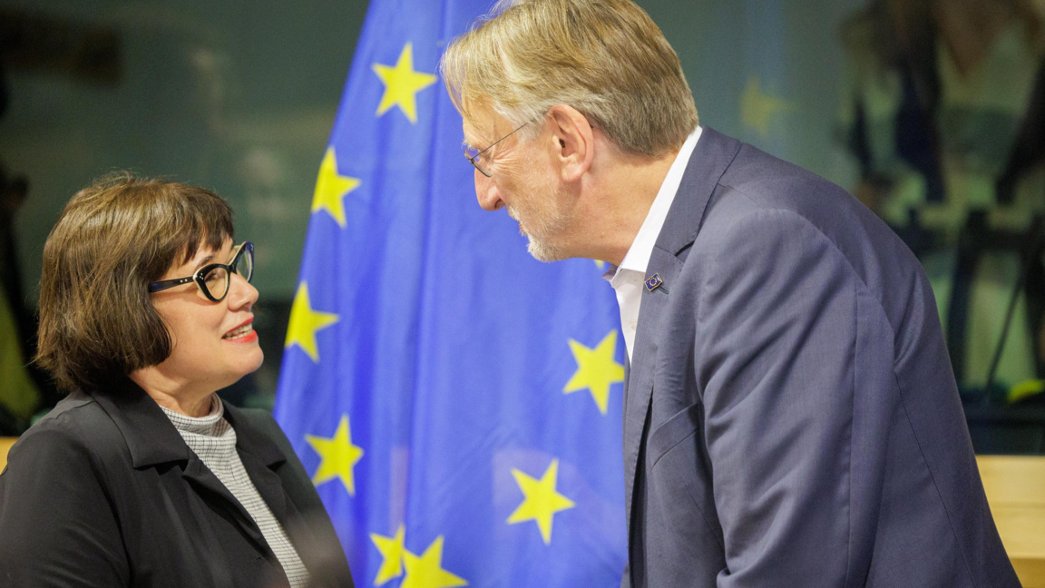 Бернд Ланге, председател на INTA и член на Прогресивния алианс на социалистите и демократите в ЕП разговаря с директора на Генерална дирекция "Търговия" в Европейската комисия Сабине Веянд, архив