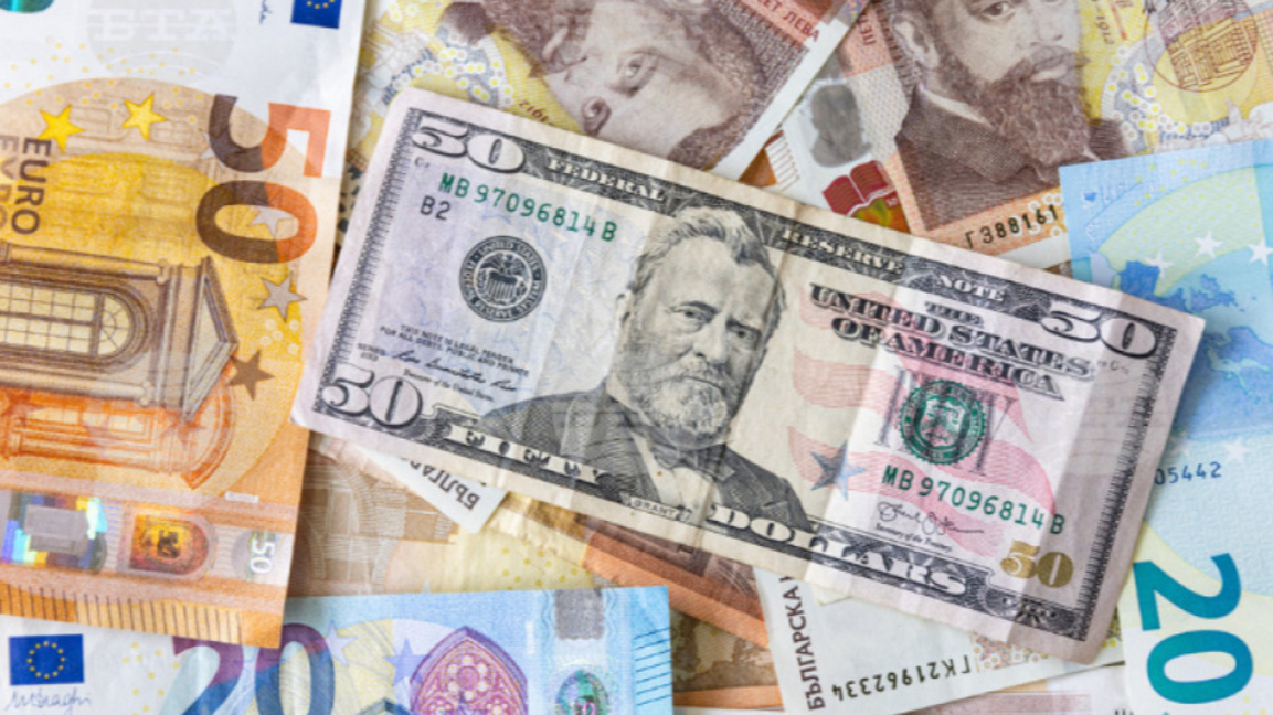 Еврото леко поевтиня спрямо долара...