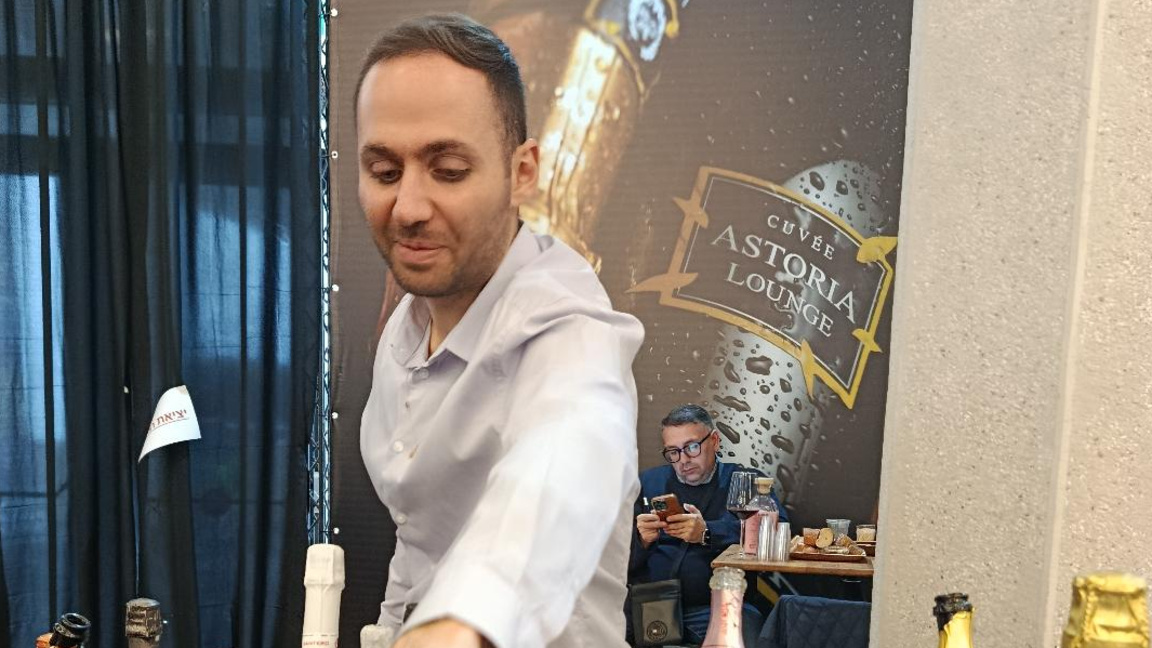 За изкуството на бохема с чаша вино в ръ...