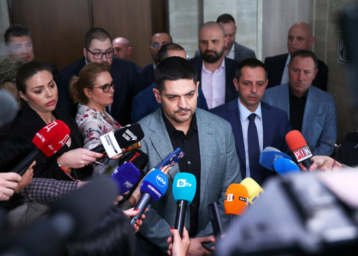 Радостин Василев прави изявление пред медиите в НС - 13 март 2025 г.