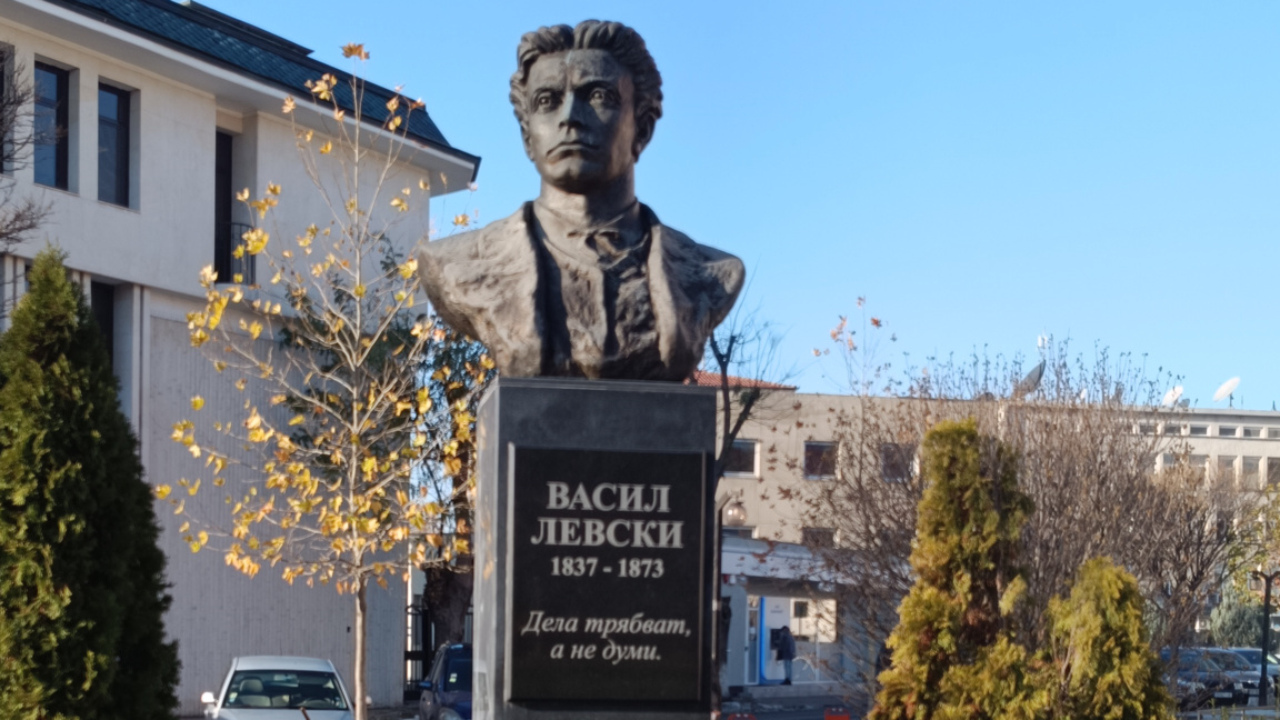 паметникът на Васил Левски в Нова Загора