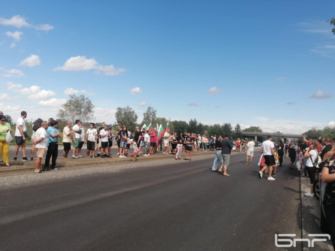 Протестиращи плевенчани затвориха републиканския път за София