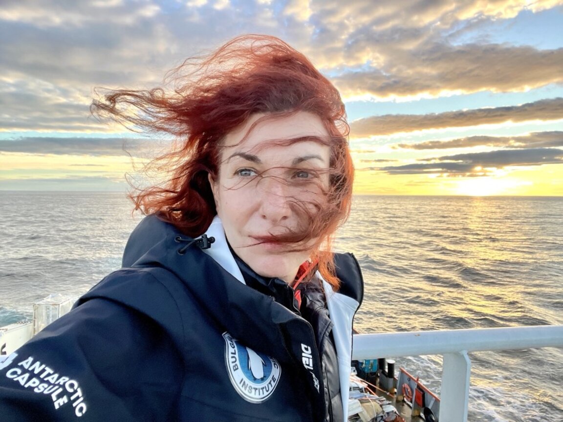 Марина Великова показва Антарктика на Моста на влюбените