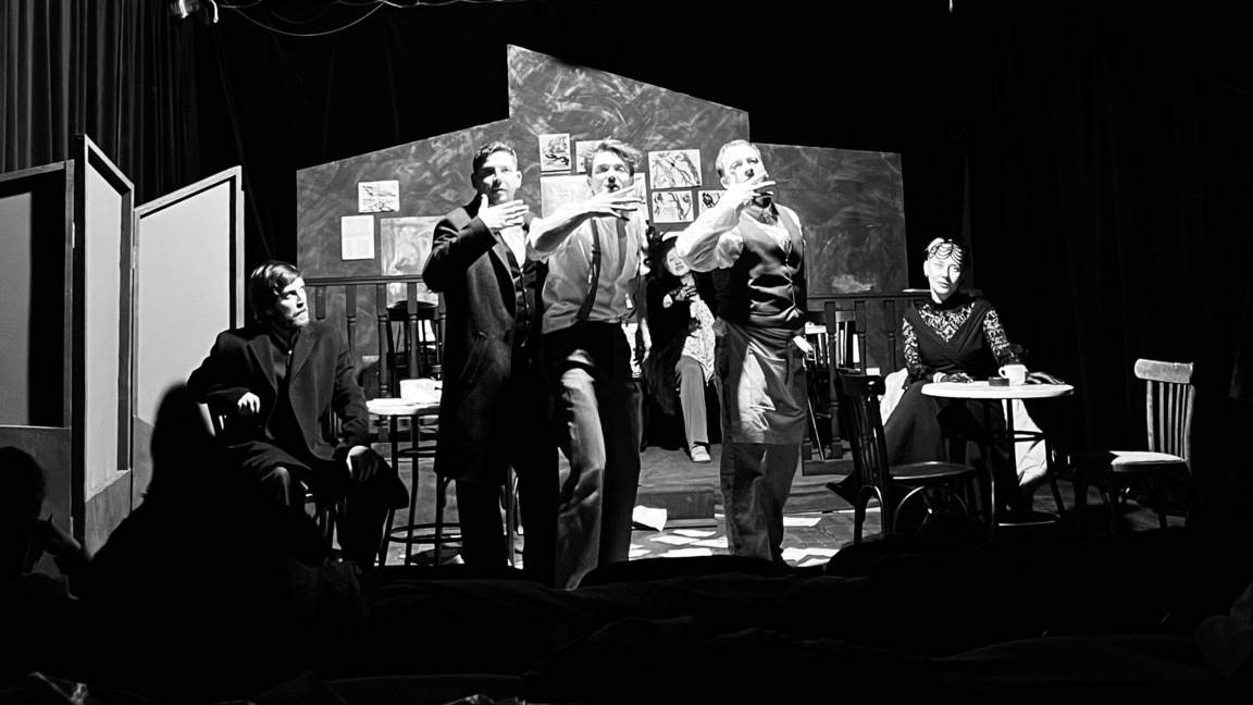 Сцена от спектакъла "Писателското кафене"
