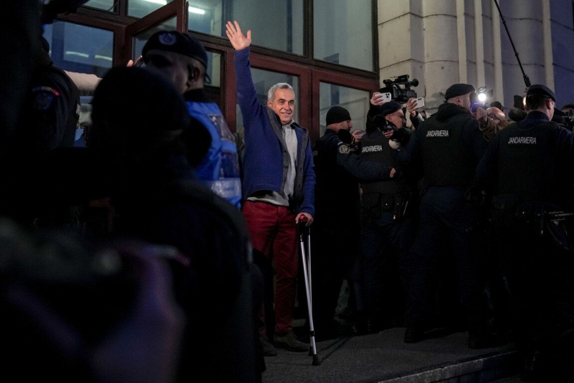 Калин Джорджеску, победителят в първия тур на президентските избори в Румъния, анулирани от Конституционния съд, маха на поддръжници, докато излиза от Главната прокуратура, Букурещ, Румъния, 26 февруари 2025 г.