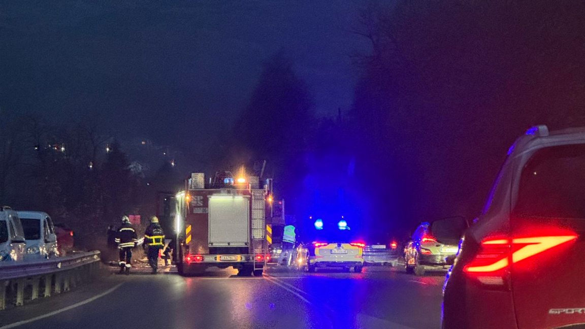 Затруднено е движението в района на Влад...