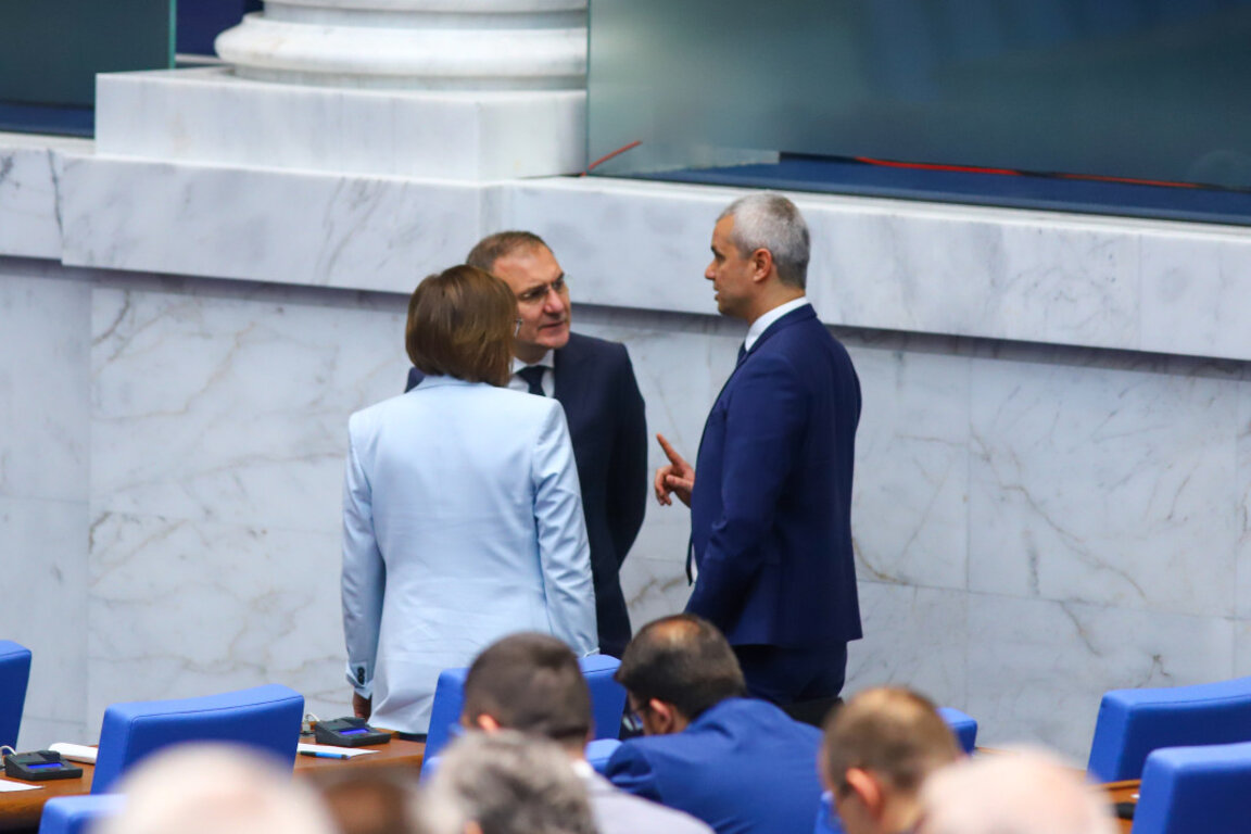 Костадин Костадинов разговаря с депутатите от БСП
