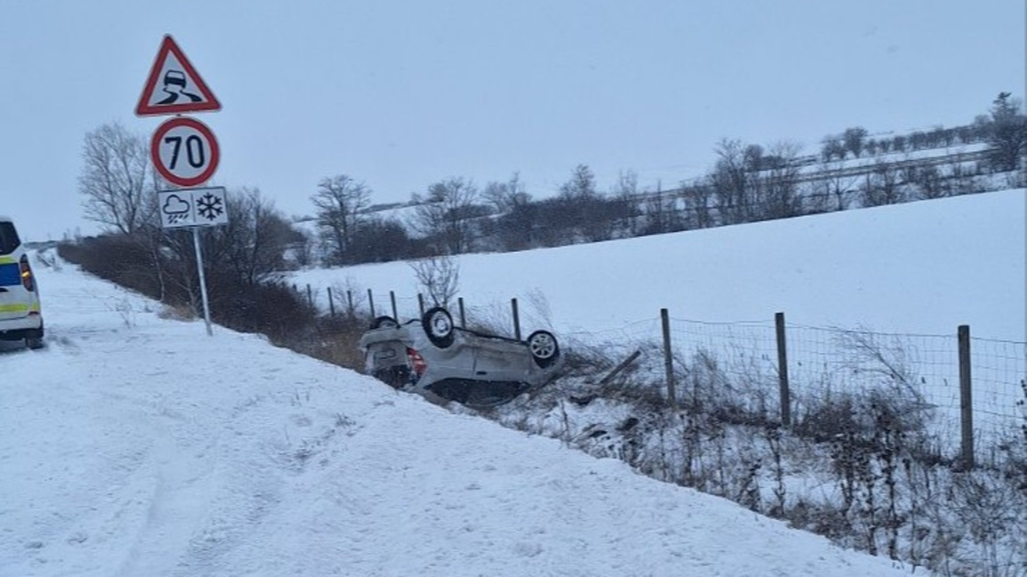 Кола в канавка на магистралата