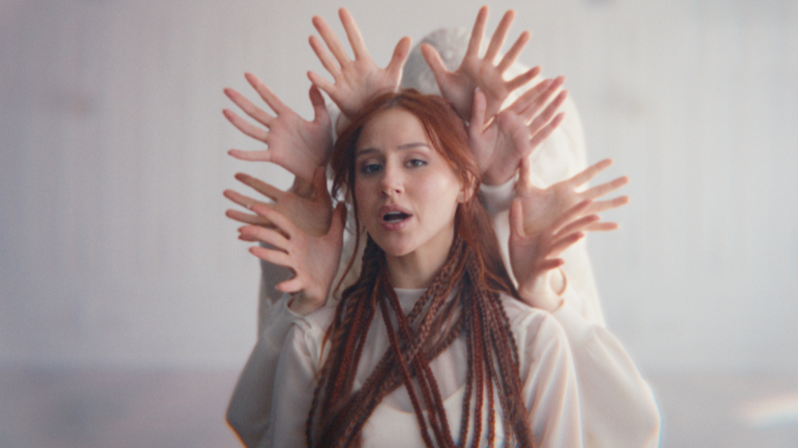 Мона завършва музикалната си трилогия с "Давам"