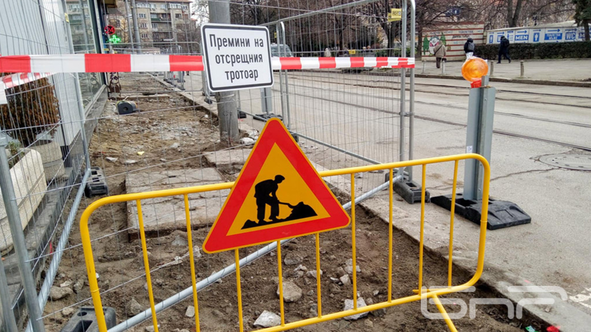 Ремонтират тротоара, водещ към Дома на к...