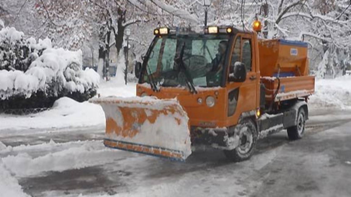 Тънка снежна покривка и заледявания в Кю...